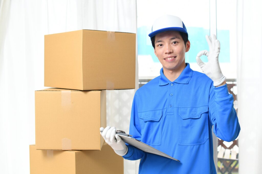 見積をする男性従業員